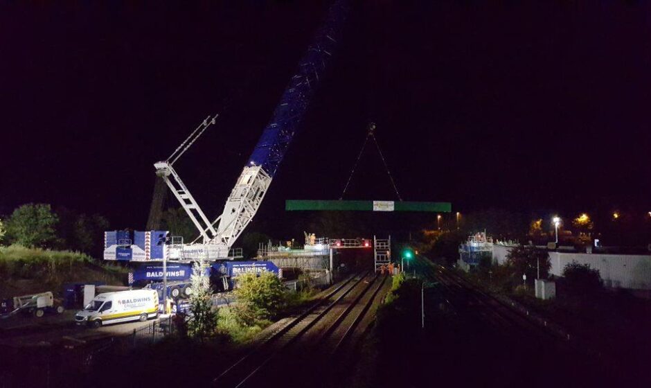 Lifting the bridge into position 